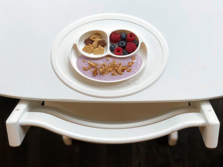 EZPZ Silikonowy talerzyk z podkładką Mini Mat 2w1 6m+ biały