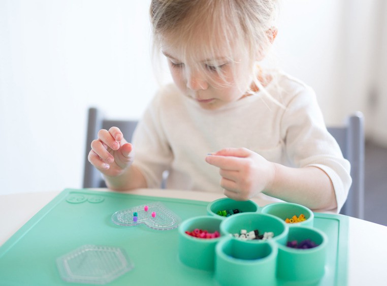 EZPZ Mata do zabawy z pojemniczkami Flower Play Mat 9m+