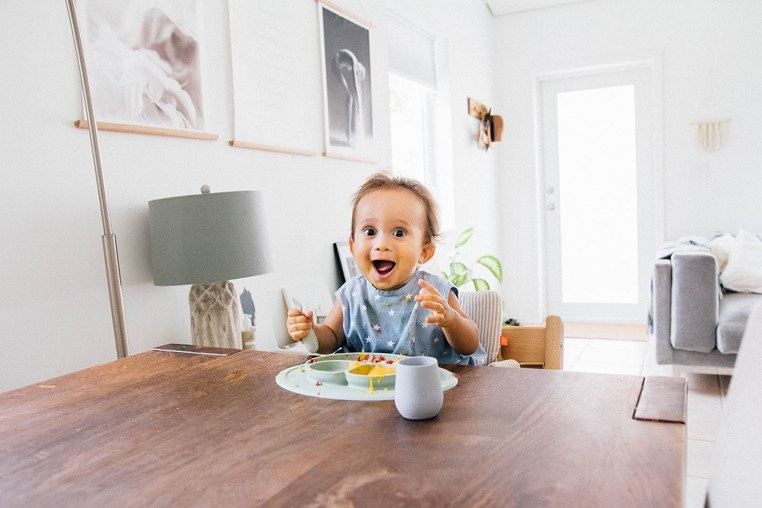 EZPZ Silikonowa łyżeczka Tiny Spoon 2 szt. pastelowa zieleń 6m+