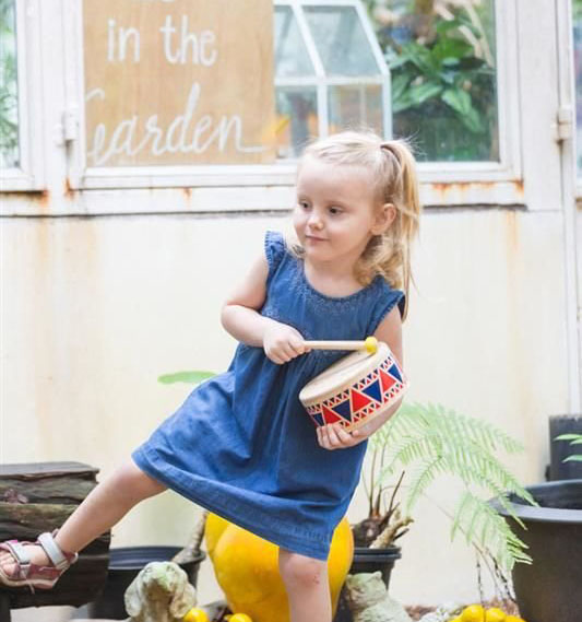 Plan Toys Bębenek Drewniany - Zabawka Muzyczna 1+