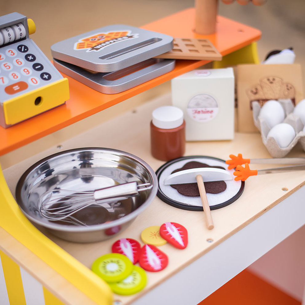 Janod Mobilna Drewniana Cukiernia z 40 Akcesoriami 3+