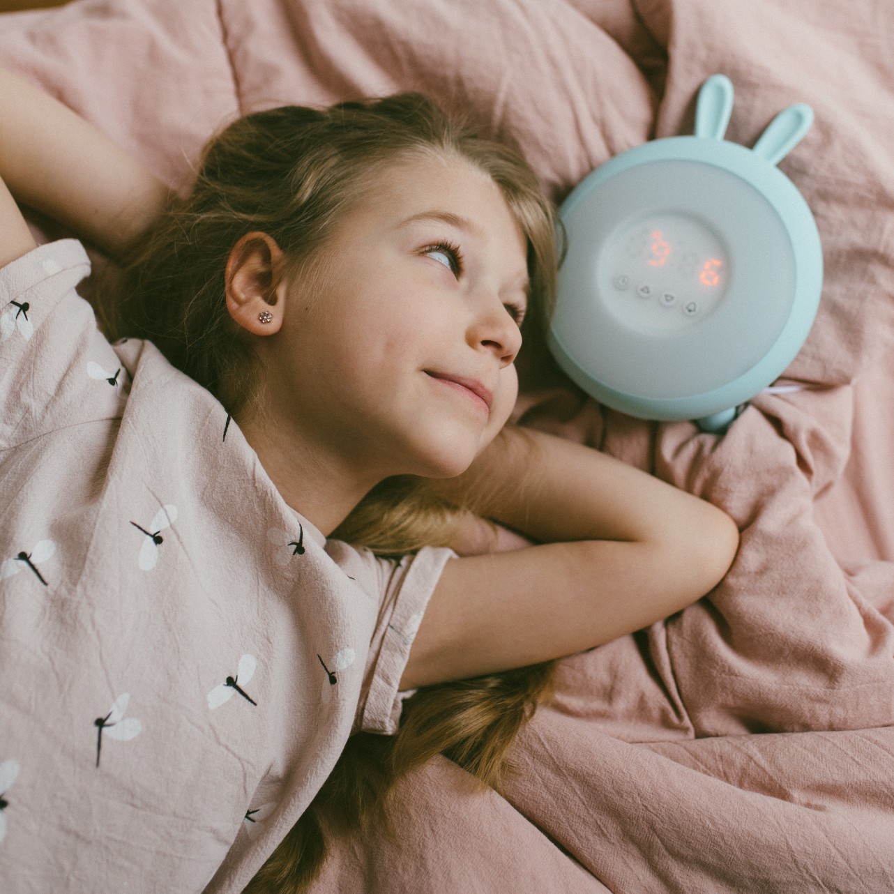 Lampka budząca światłem zielony królik