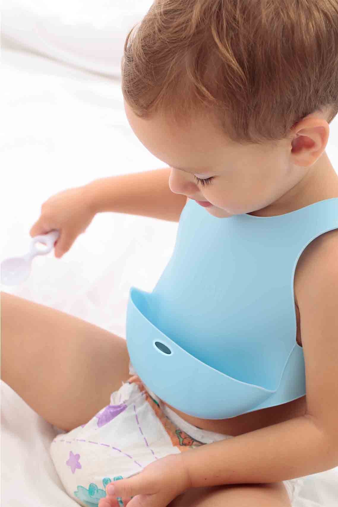 Minikoioi – śliniak silikonowy z kieszonką i zapięciem na plecach Niebieski