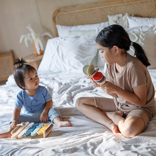 Plan Toys Klekotka Barwy Sadu 1+