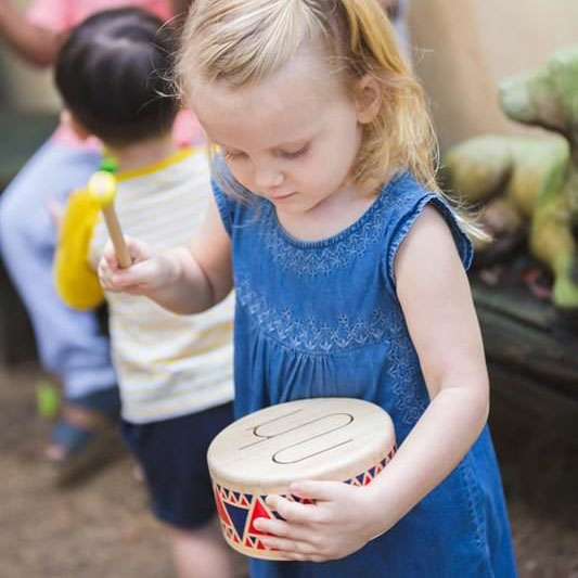 Plan Toys Bębenek Drewniany - Zabawka Muzyczna 1+