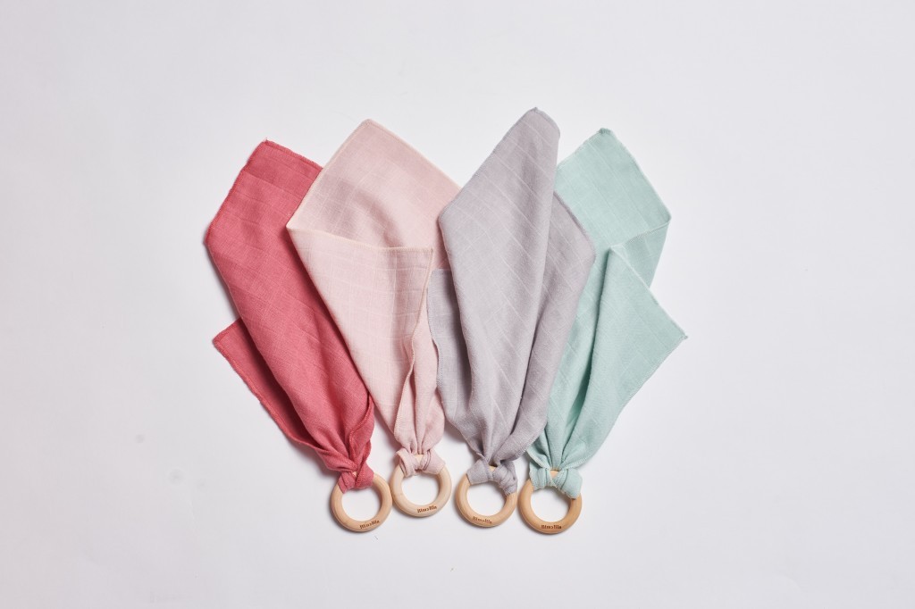 Bimbla Drewniany Gryzak z Pieluszką Różowy 3m+