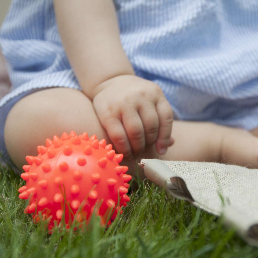 Mom's Care Piłeczka Sensoryczna Jeżyk 1szt czerwona 0+