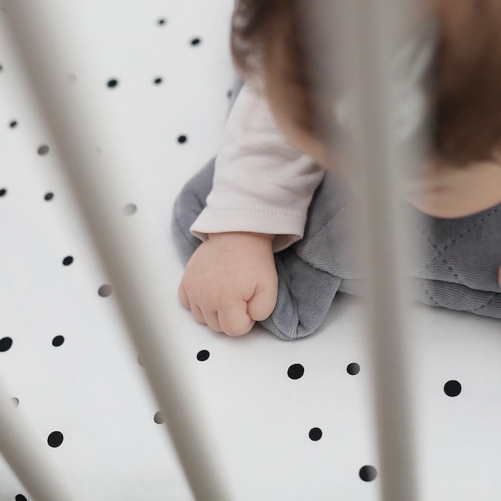 Sleepee Prześcieradło We Care Czarne Kropki 120x60cm