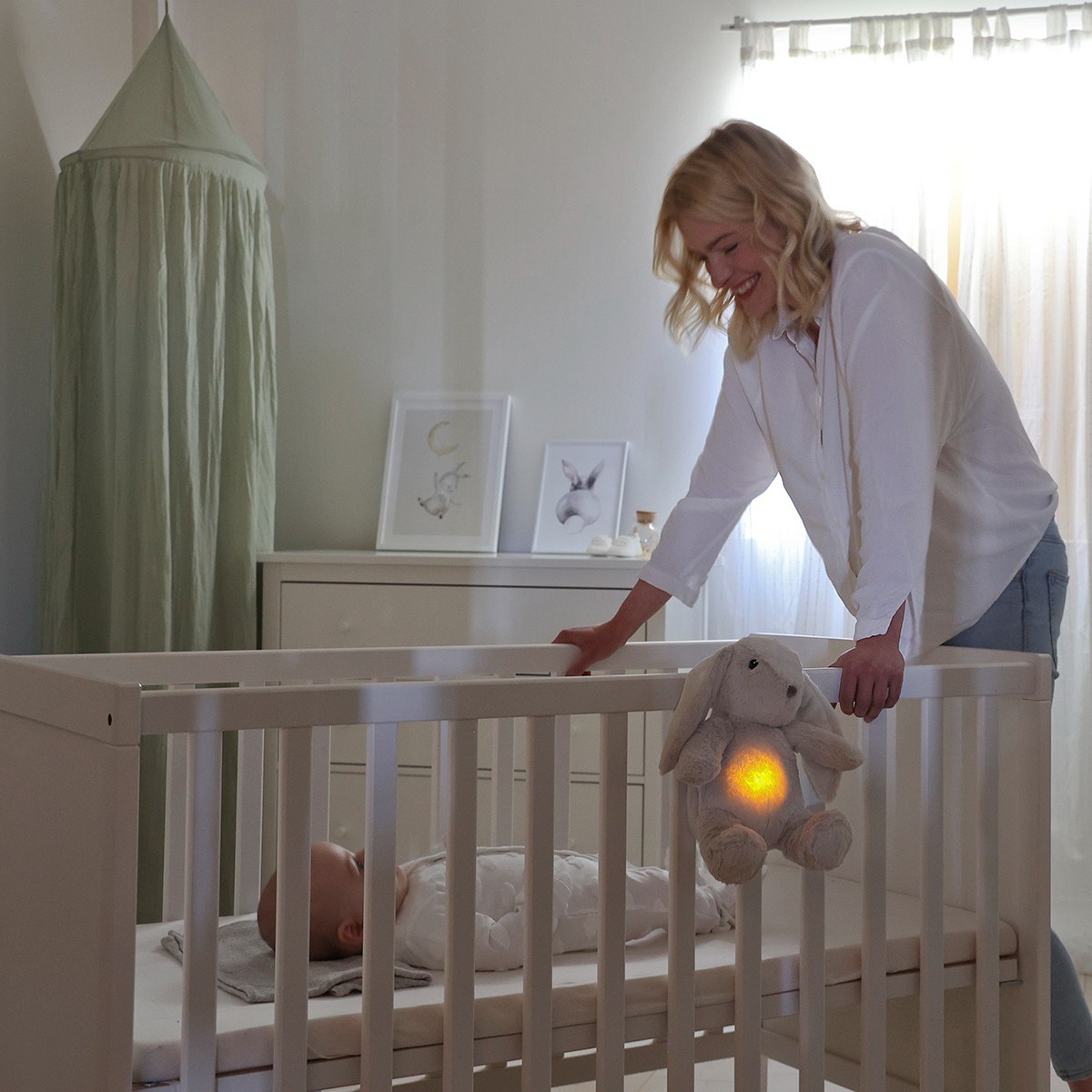 Cloud B - Love Light Buddies Billy Bunny - Szumiący Królik z czujnikiem ruchu i pozytywką