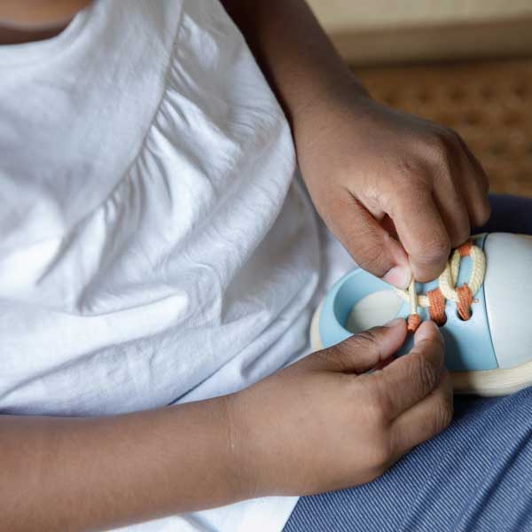 Plan Toys But do nauki sznurowania - 1+