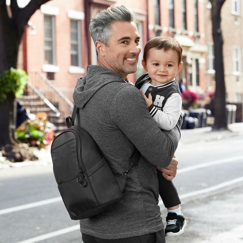 Skip Hop Plecak Paxwell Sling Black Camo dla Taty