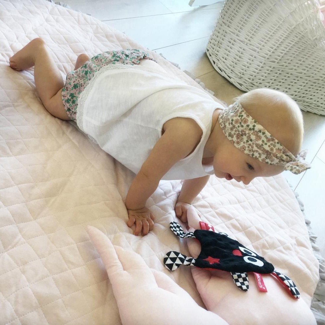 Mom's Care Szeleścik Gwiazdka Czarny Sensoryczny 0+