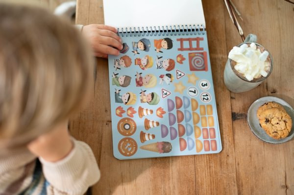 Little Dutch – Kreatywny zeszyt z nożyczkami Jim & Friends – zestaw artystyczny dla dzieci 3+