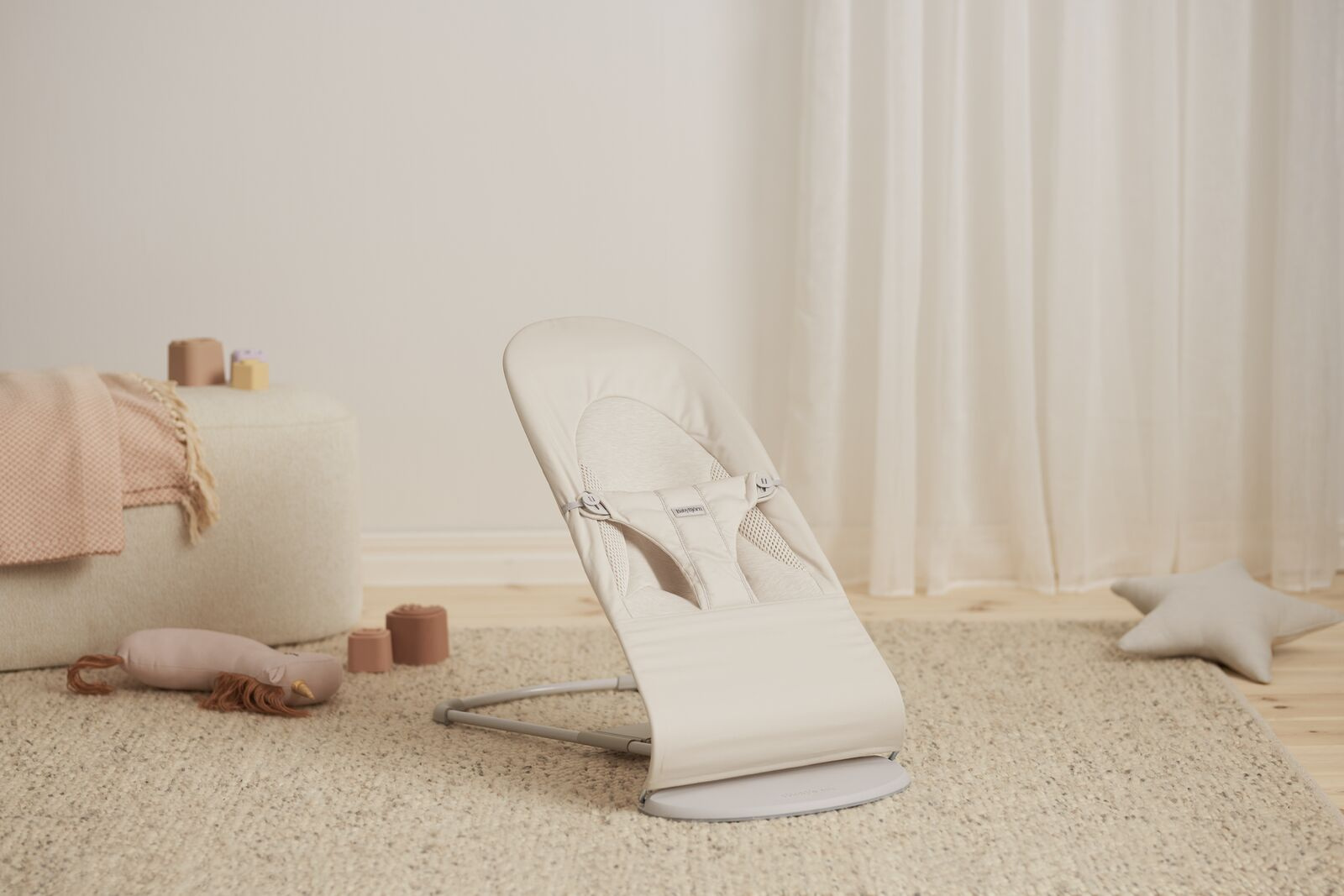 BabyBjorn Leżaczek Balance Soft Tri Fabric Jasny Beż + Zabawka