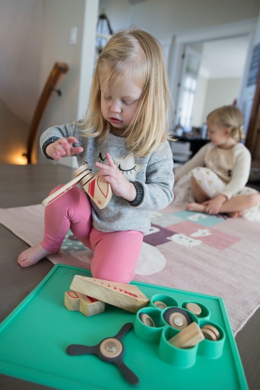 EZPZ Mata do zabawy z pojemniczkami Flower Play Mat 9m+