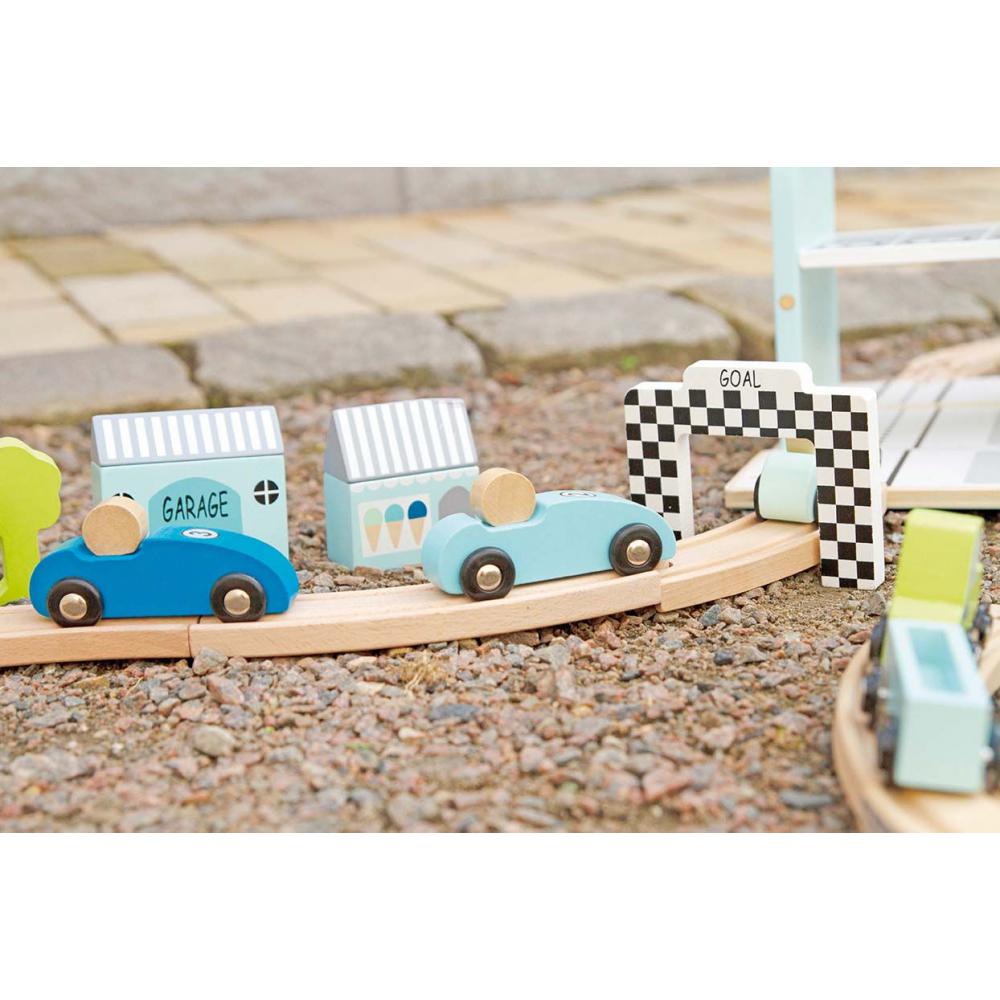 Jabadabado, Drewniany tor wyścigowy z autami