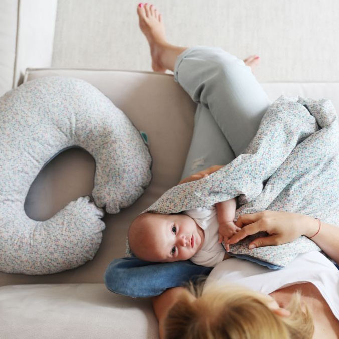 Pink no more Poduszka do karmienia DOTS & Niebieski Welur