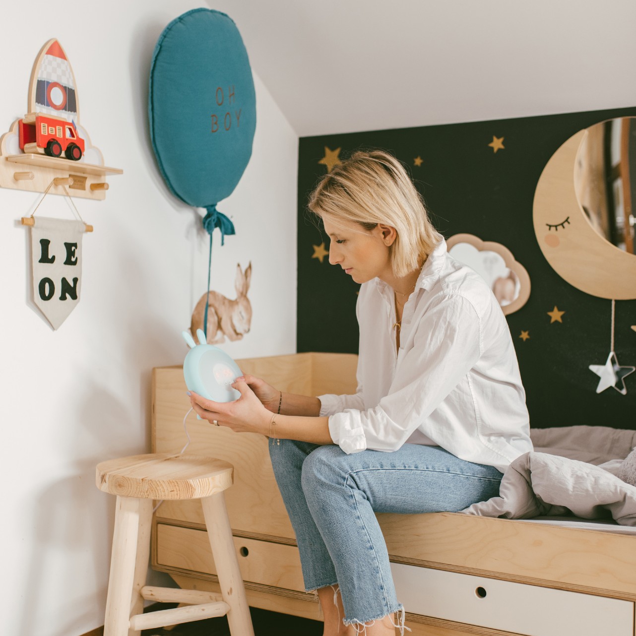 Lampka budząca światłem niebieski królik