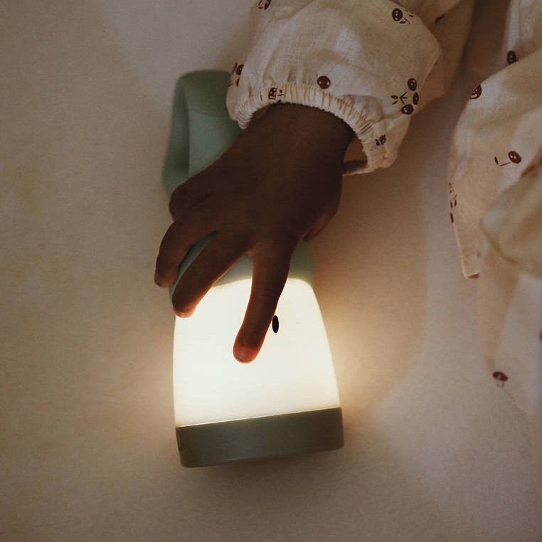 Beaba, Lampka nocna LED przenośna z latarką Pixie 90h świecenia Sage green