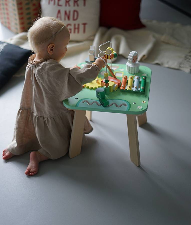 Janod, Wielofunkcyjny stolik edukacyjny drewniany Łąka 12 m+