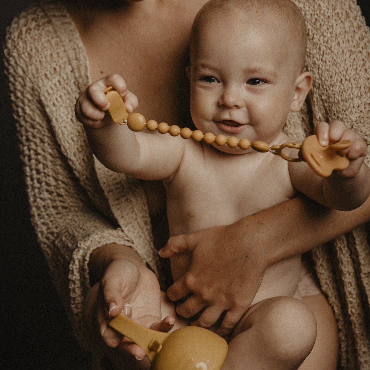 Suavinex, Silikonowa zawieszka do smoczka musztardowy