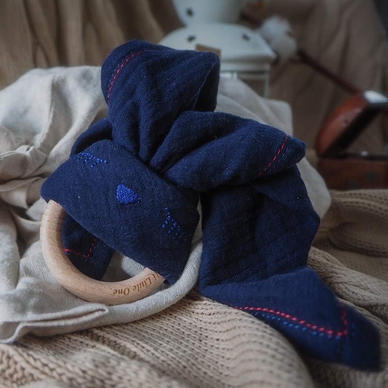 Hi Little One, Przytulanka muślinowa z gryzakiem Sleepy Bunny cozy muslin with wood teether Navy