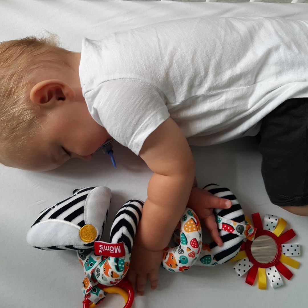 Mom's Care Spiralka wózkowa biało-czarna 0+