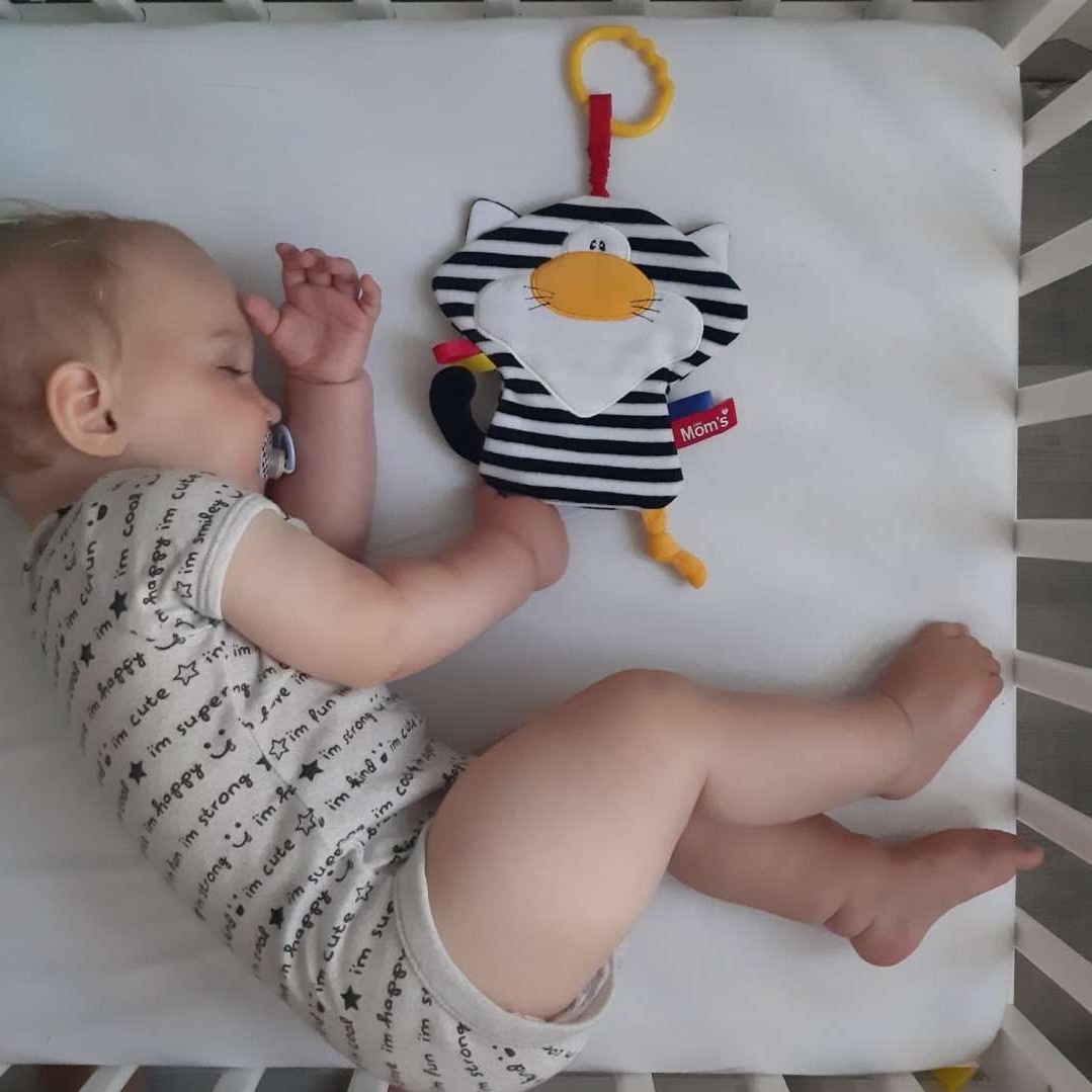 Mom's Care Kot Pasiak Sensoryczny Szeleścik 0+