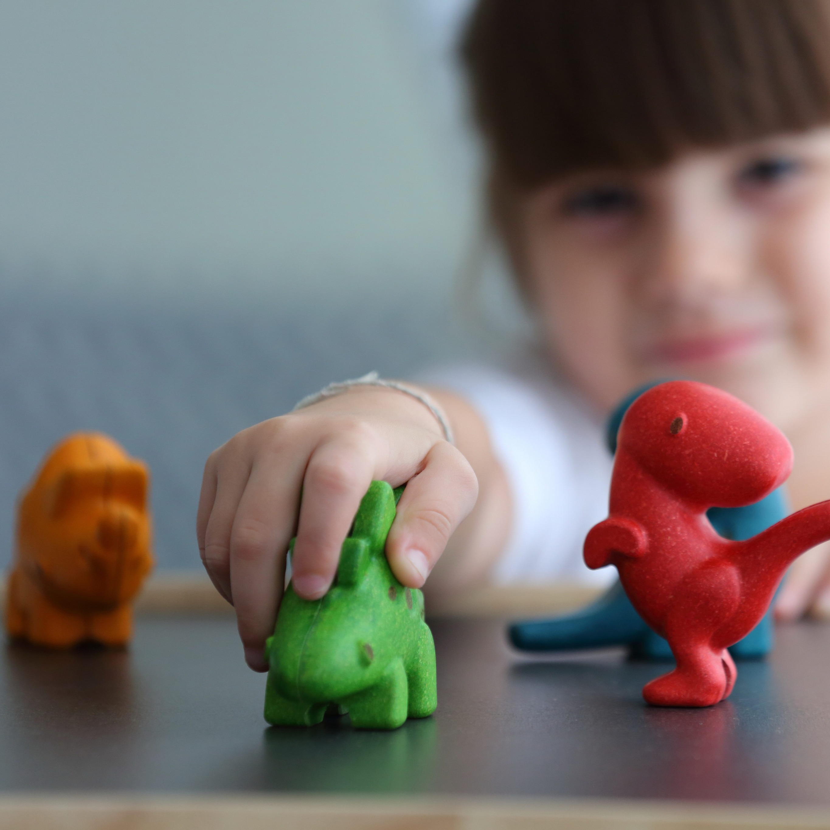 Plan Toys Figurka Delfin - Drewniana, 18m+ | Fabryka Wafelków