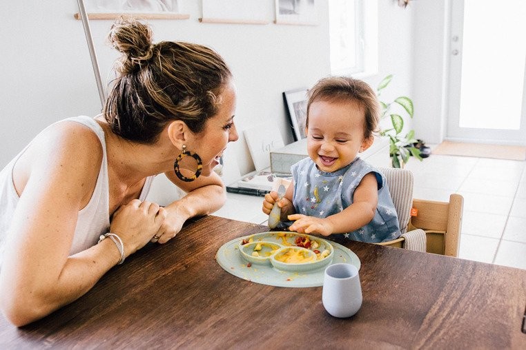 EZPZ Silikonowa łyżeczka Tiny Spoon 2 szt. pastelowa zieleń 6m+