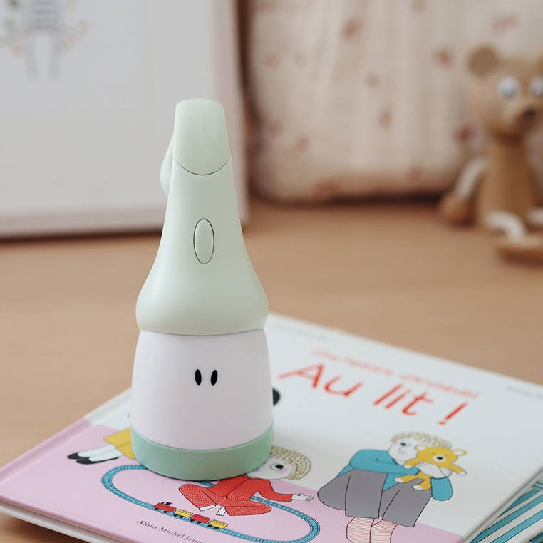 Beaba, Lampka nocna LED przenośna z latarką Pixie 90h świecenia Sage green