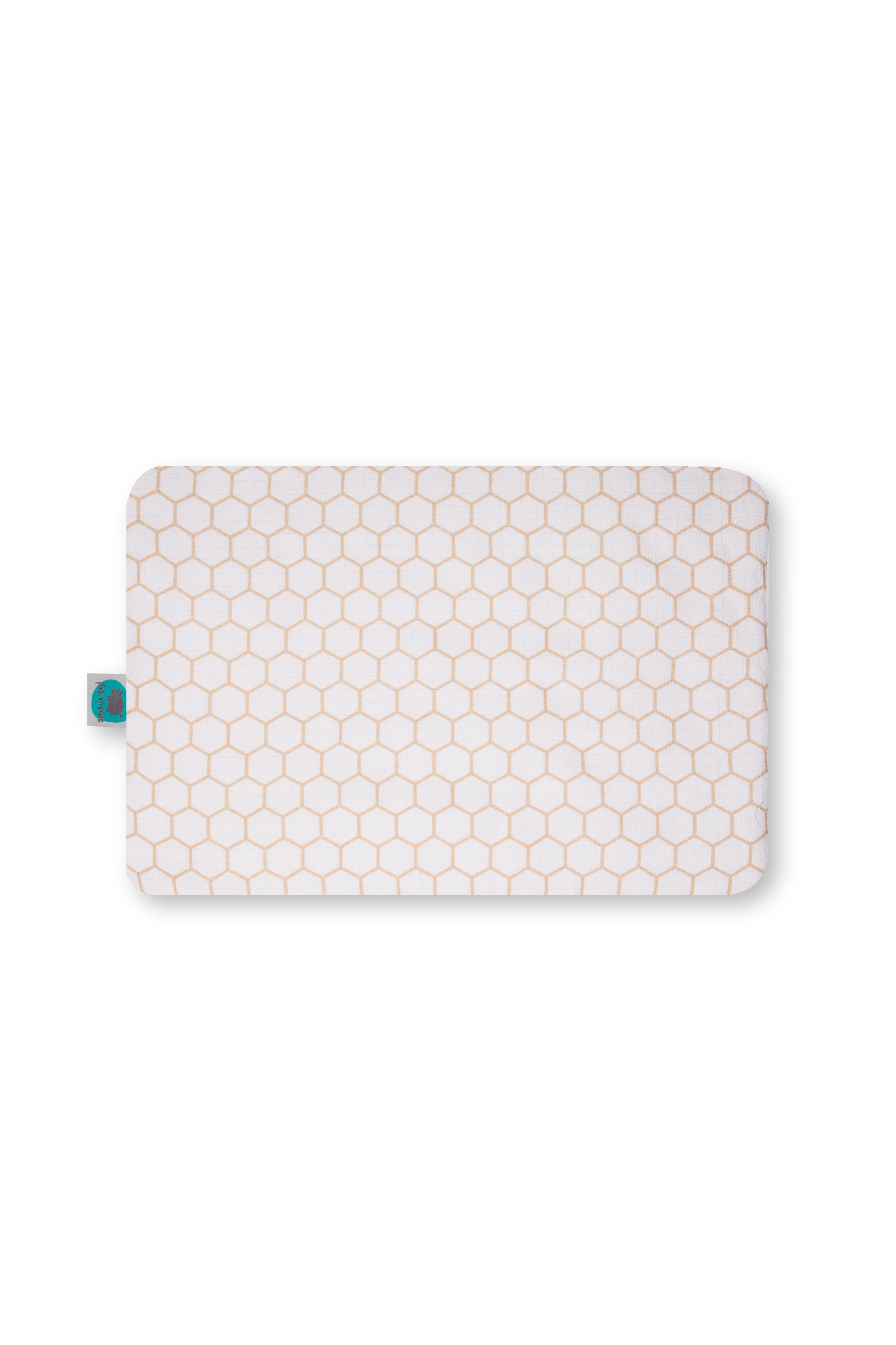 Pink No More Poduszka Miodowe Heksagony Muślinowa 37x27cm