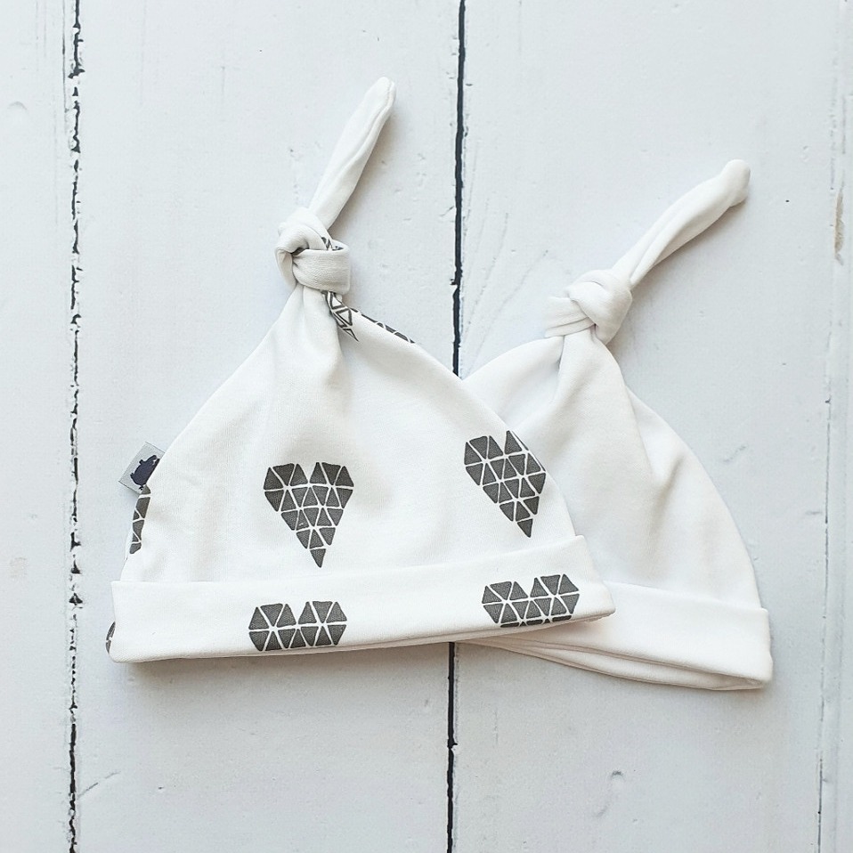 HEARTS & WHITE Czapki Bawełniane dla Niemowląt 0+ | Zestaw 2 szt.