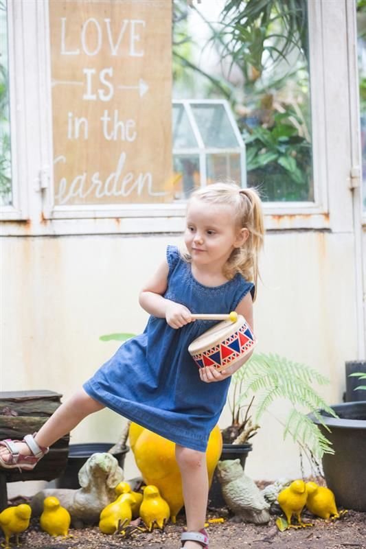 Plan Toys Bębenek Drewniany - Zabawka Muzyczna 1+