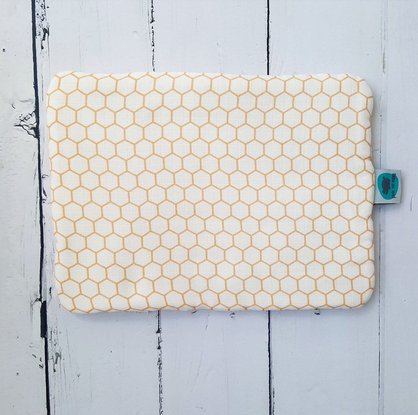 Pink No More Poduszka Miodowe Heksagony Muślinowa 37x27cm