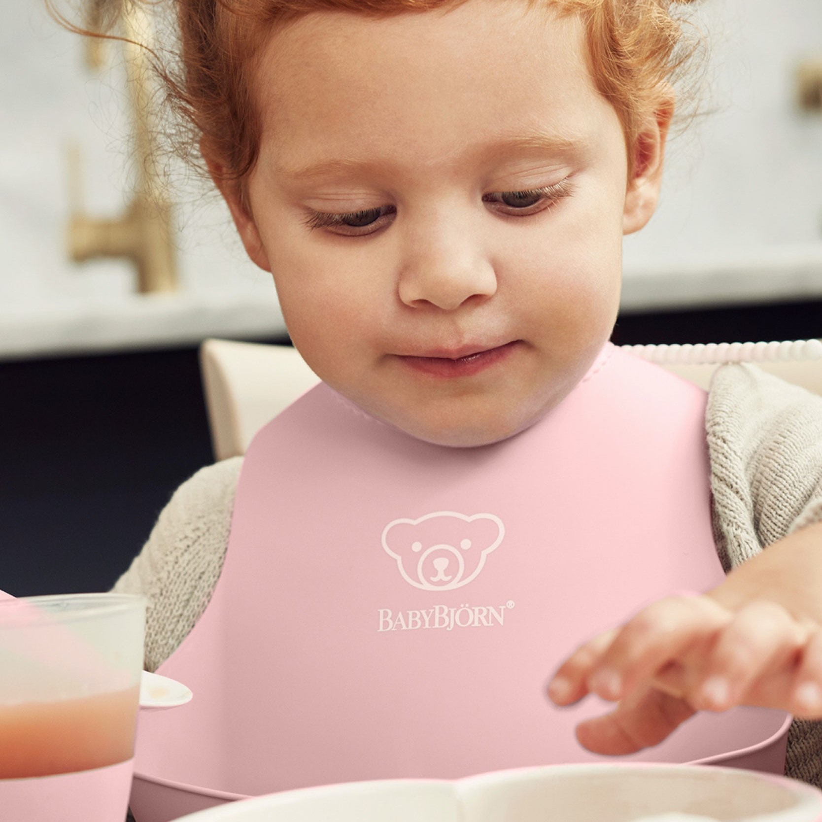 BabyBjörn Śliniak Powder Pink Wodoodporny od 4m+