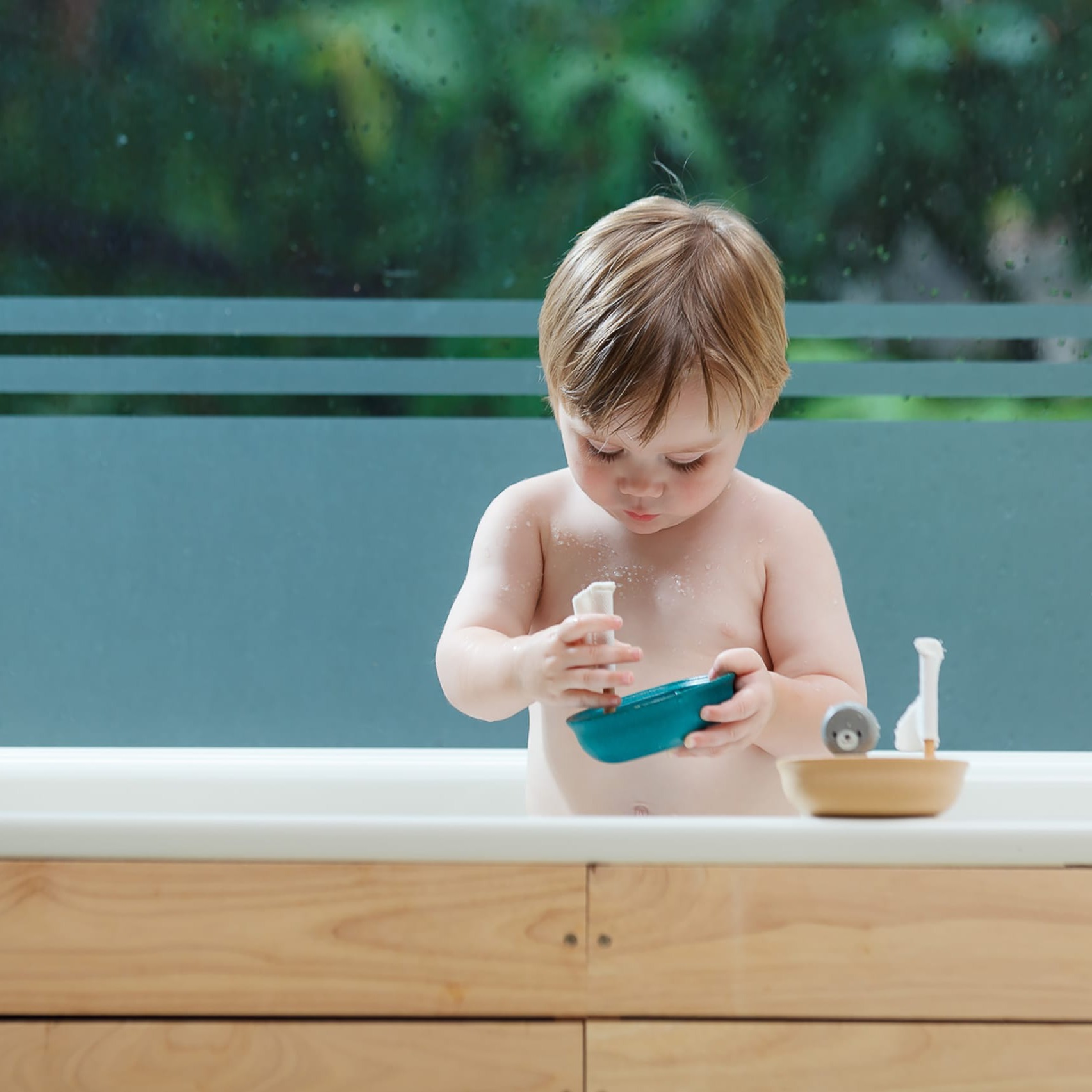 Plan Toys Żaglówka z misiem polarnym - Zabawka do kąpieli 12m+