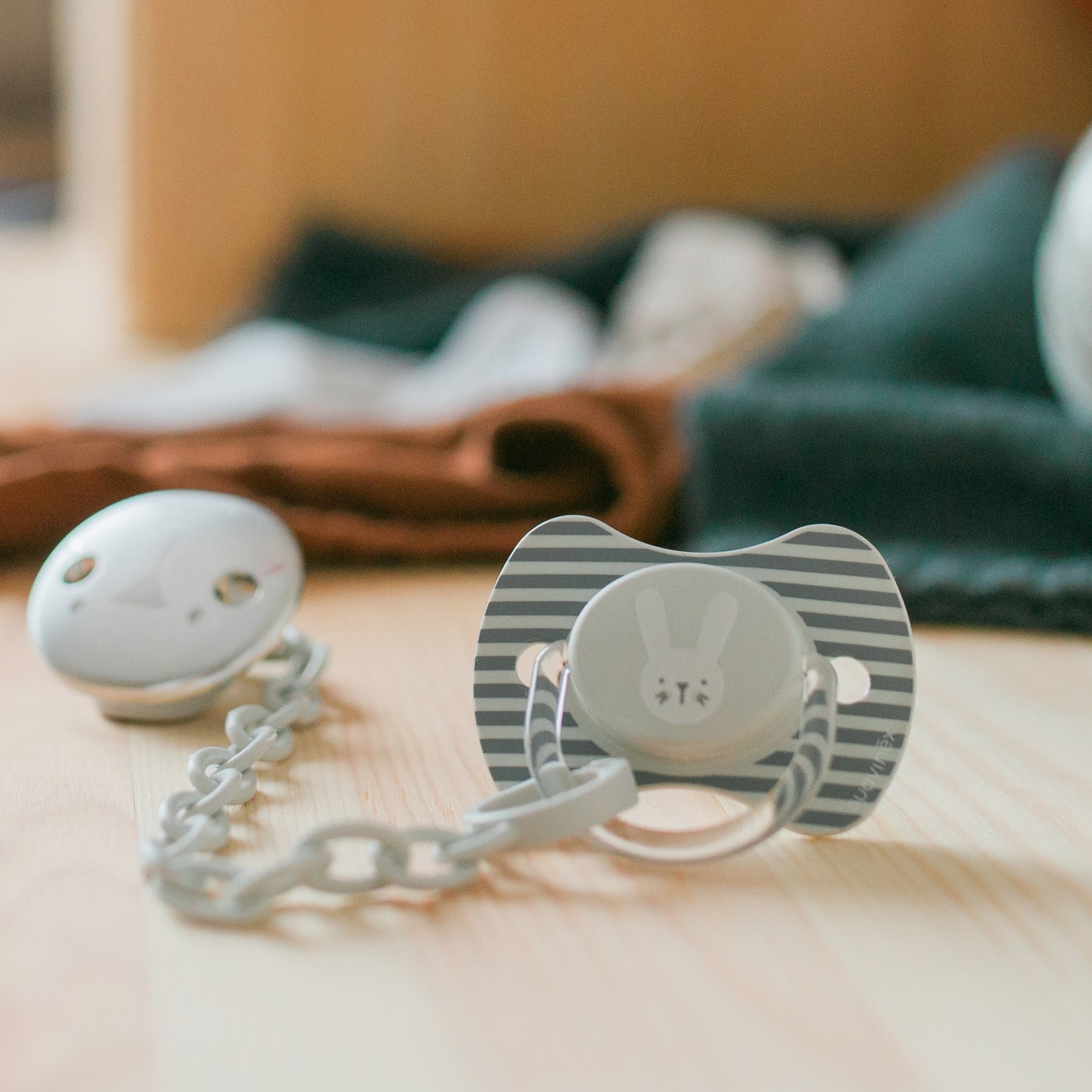 Suavinex Smoczek Anatomiczny HYGGE 6-18M Królik Szary