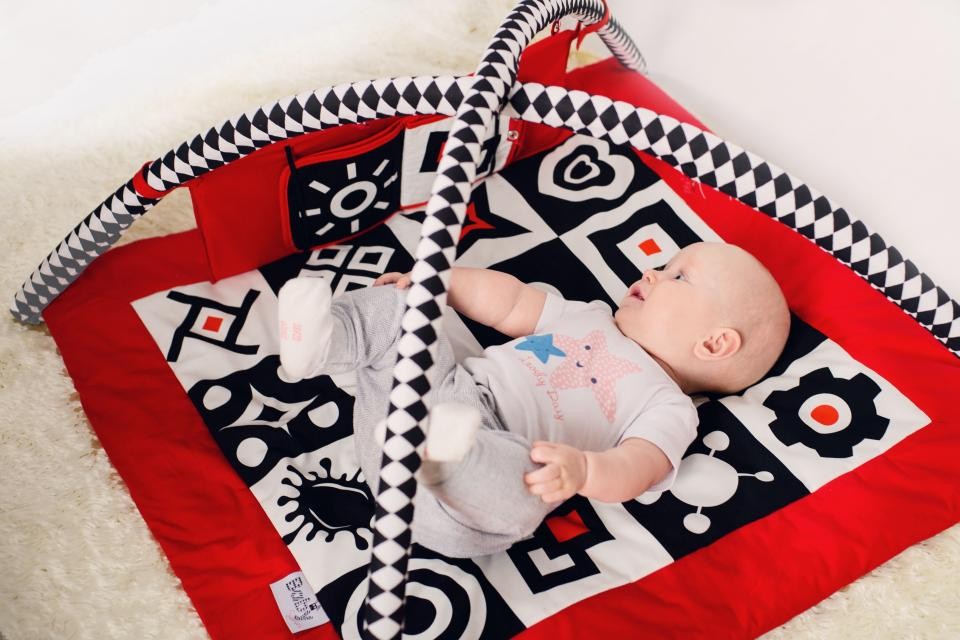 Baby Senses Mata Edukacyjna Kontrastowa ze Ścianką 0+