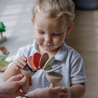 Plan Toys Klekotka Barwy Sadu 1+