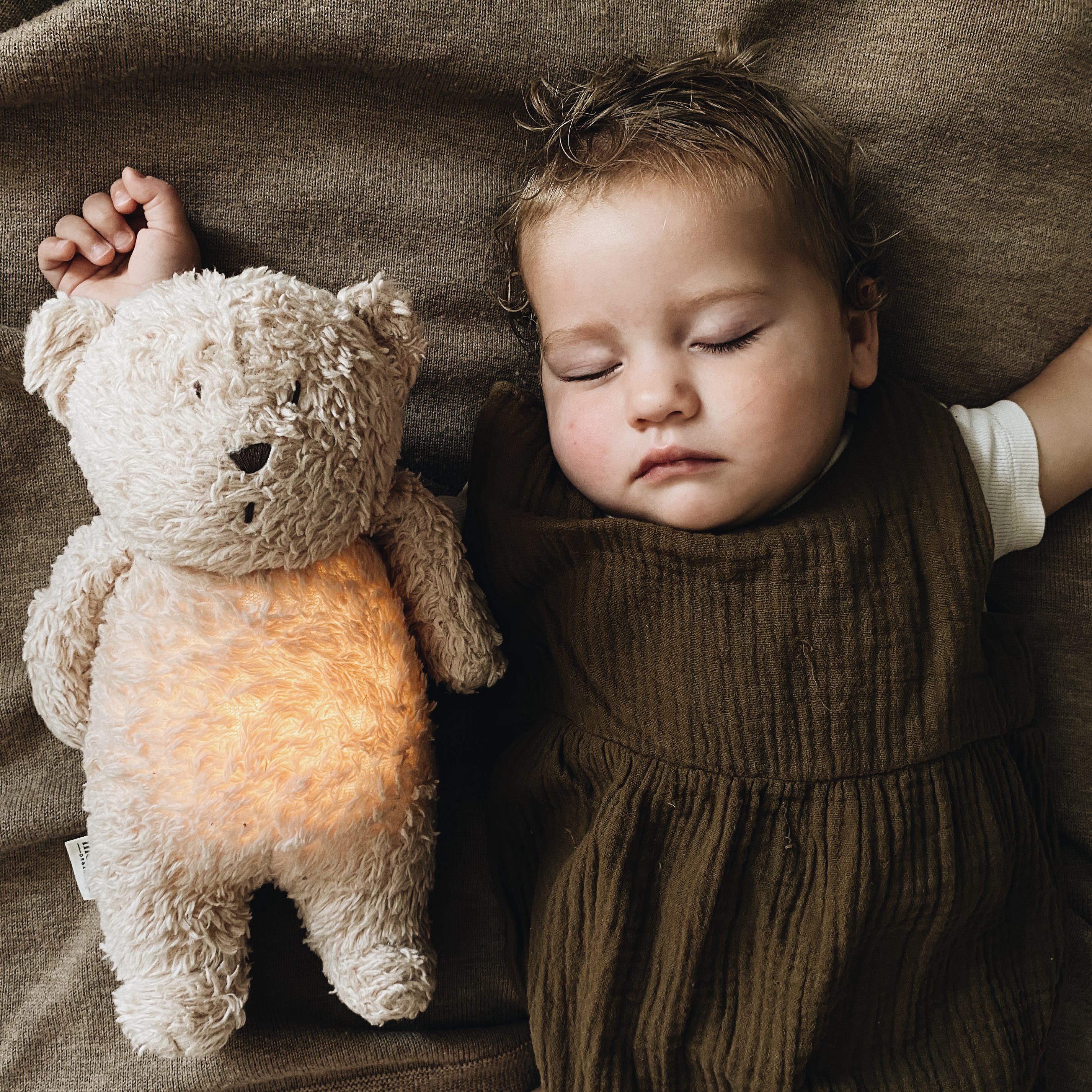 Moonie Szumiący Miś Organic z Lampką Mineral Grey 0+