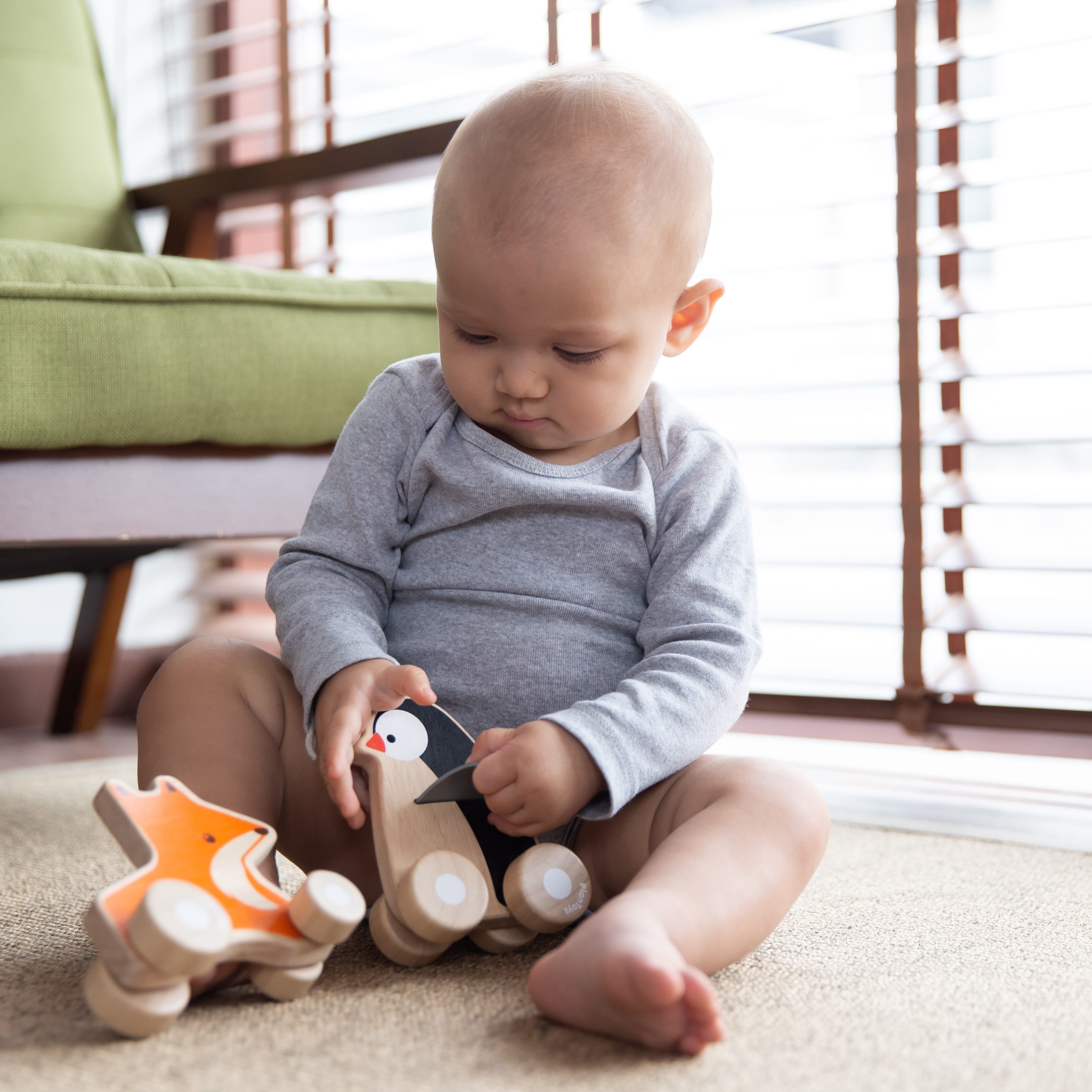 Plan Toys Lis na kółkach 12m+