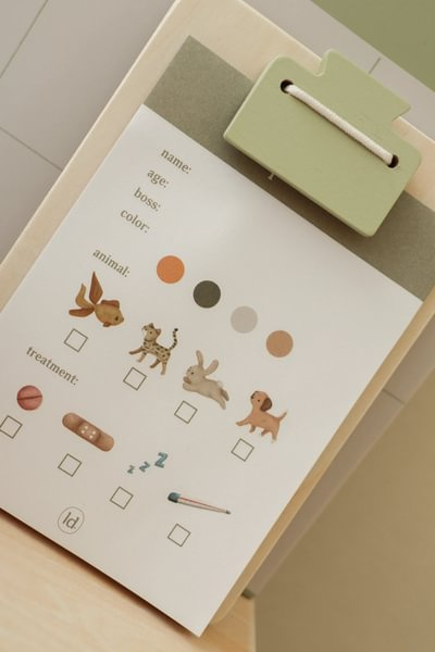 Little Dutch – Drewniany gabinet weterynarza FSC – zestaw do zabawy w opiekę nad zwierzętami 3+