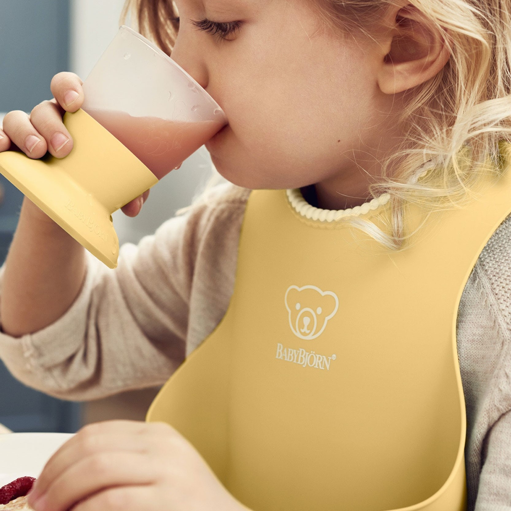 BabyBjörn Śliniak z rynienką Powder Yellow 4m+