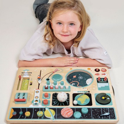 Tender Leaf Toys, Drewniana tablica manipulacyjna - stacja kosmiczna