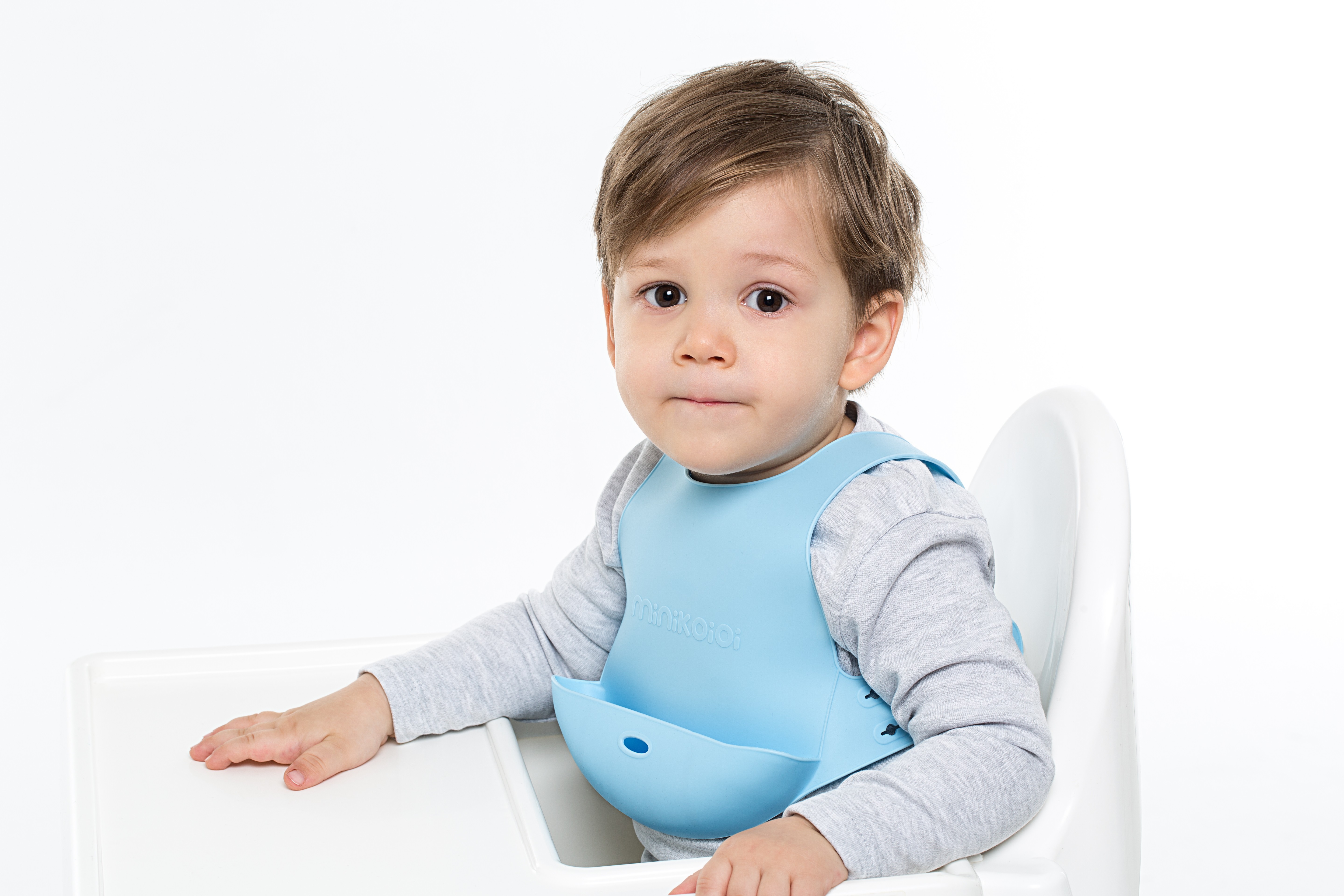 Minikoioi – śliniak silikonowy z kieszonką i zapięciem na plecach Niebieski