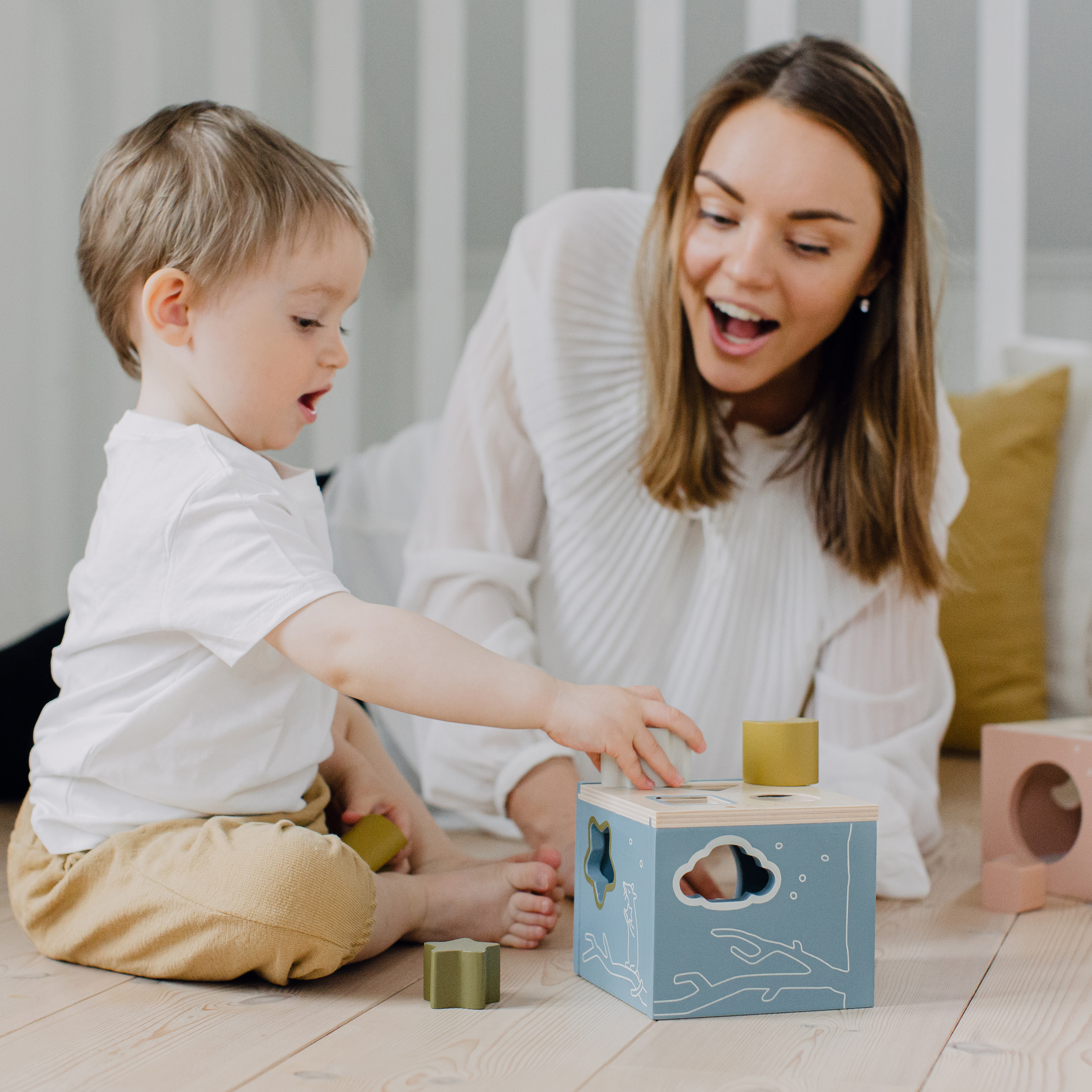 Drewniany sorter kształtów niebieski, zabawka edukacyjna dla dzieci, Micki