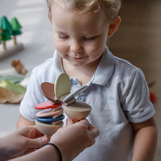 Plan Toys Klekotka Barwy Sadu 1+