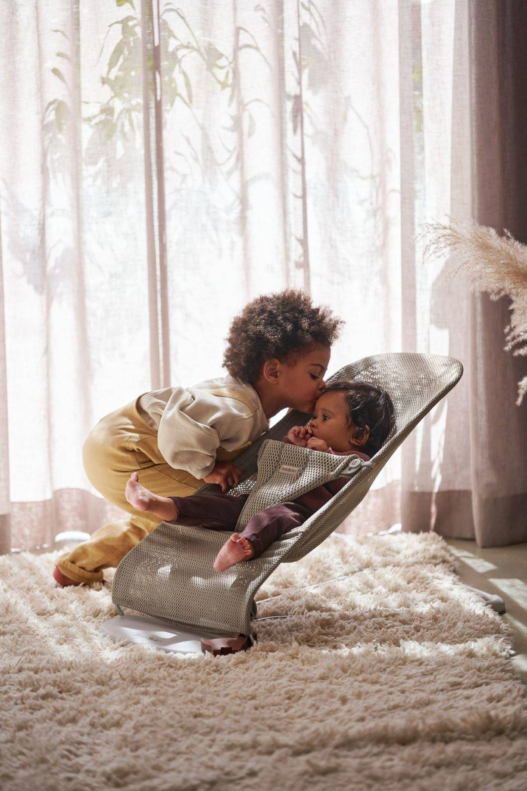 BabyBjorn Leżaczek Bliss Mesh Szarobeżowy + Zabawka